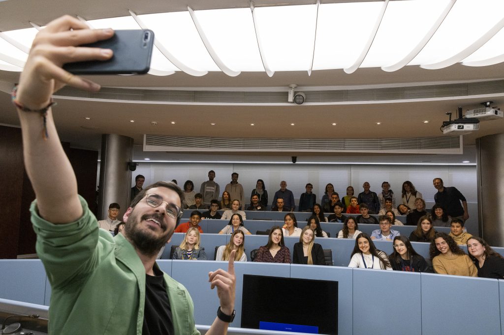 Al final de l'entrevista, todo el equipo de redactores, docentes y periodistas de Junior Report aprovecharon para hacerse un 'selfie'. (Ayuntamiento de Barcelona).