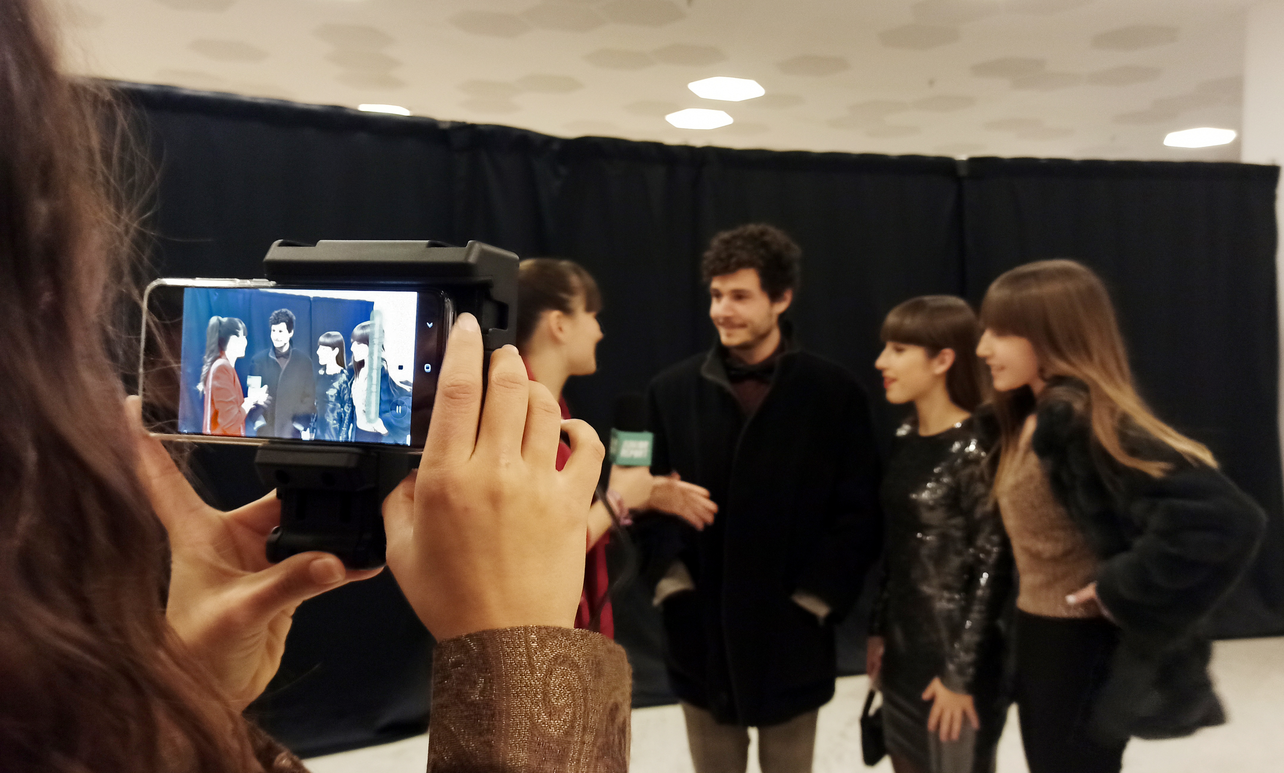 Els redactors del projecte Revista Escolar Digital (RED) durant els premis de cinema Gaudí.