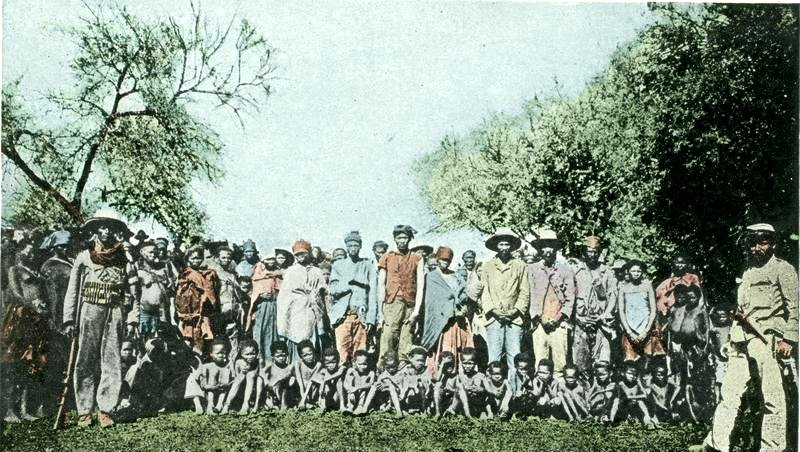 Aquesta foto acolorida mostra un grup de presoners de guerra, detinguts després de les revoltes de la població local contra les autoritats d'Àfrica del Sud-oest Alemanya.