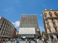 Façana en procés de rehabilitació del Col·legi d'Arquitectes de Catalunya (COAC), amb seu a Barcelona.