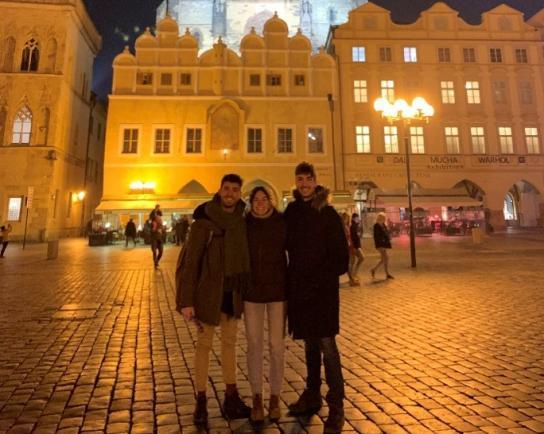 Tres estudiants de l’ESAD durant la seva estada a Praga, el febrer de 2019