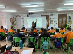 La redacció escolar de la revista La Immaculada Vilassar Report durant una sessió formativa inclosa al projecte Revista Escolar Digital (RED)
