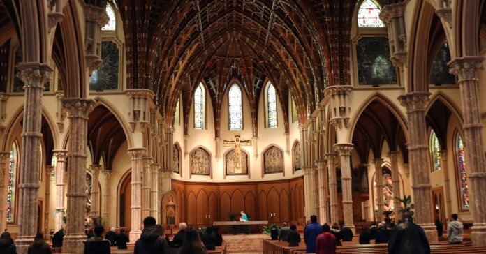 Una investigación ha revelado que varios sacerdotes de la archidiócesis de Chicago cometieron abusos. En la imagen, la catedral del Santo Nombre en esta ciudad de Illinois (Estados Unidos). (prayitnophotography / Flickr)