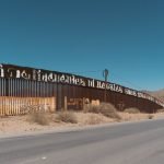 Un muro separa la frontera entre México y Estados Unidos (Alejandro Cartagena/Unsplash)