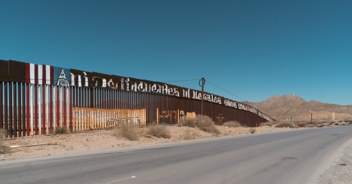Un mur separa la frontera entre Mèxic i els Estats Units. (Alejandro Cartagena/Unsplash)