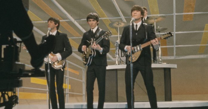Paul McCartney usará la IA para crear un nueva tema de The Beatles. En la imagen, la banda en 1965 (Bernard Gotfryd/Wikipedia)