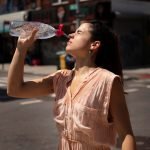Con las altas temperaturas que se registran en este inicio del verano aumenta el riesgo de sufrir un golpe de calor (Freepik)