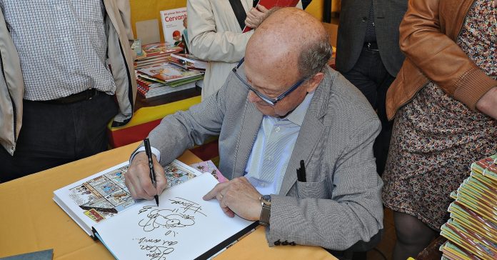 El dibujante Francisco Ibáñez ha muerto a los 87 años. En la foto, firmando uno de sus álbumes (Alberto G. Rovi/WikiCommons)