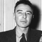 El físico teórico J. Robert Oppenheimer, que desarrolló la primera bomba atómica (Ed Westcott/ WikiCommons)