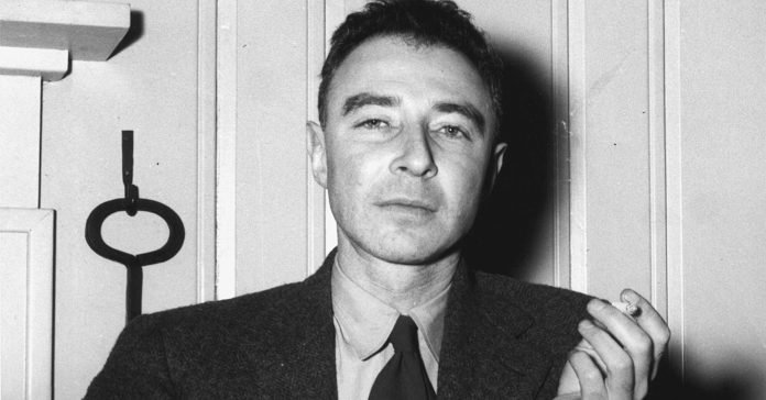El físico teórico J. Robert Oppenheimer, que desarrolló la primera bomba atómica (Ed Westcott/ WikiCommons)