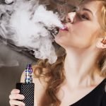 Muchos jóvenes se lanzan a fumar con vapeadores y cigarrillos digitales por los contenidos en las redes (Haberliu/Pixabay)