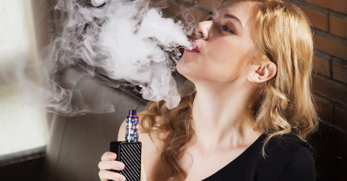 Muchos jóvenes se lanzan a fumar con vapeadores y cigarrillos digitales por los contenidos en las redes (Haberliu/Pixabay)