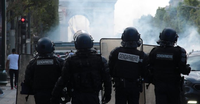 Francia vive protestas y disturbios tras la muerte de un menor de 17 años a manos de la policía francesa. En la foto, agentes antidisturbios franceses (Hubert2t / Pixabay)