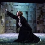 Ayuntamientos gobernados por la derecha han censurado obras de teatro como 'Orlando'. En la foto, imagen promocional de esa obra (Javier Naval/ Teatro DeFondo)