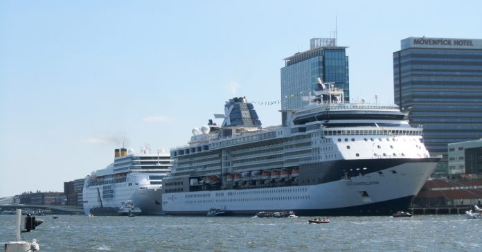 Amsterdam quiere limitar la llegada de cruceros y visitantes al centro de la ciudad. En la foto, un crucero en el puerto de Amsterdam (Jvhertum/WikiCommons)