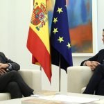 Ni el PP ni el PSOE han conseguido los votos necesarios para formar gobierno. En la foto, los líderes de ambos partidos, Alberto Núñez Feijóo y Pedro Sánchez, en una reunión en noviembre pasado. (La Moncloa/Flickr)