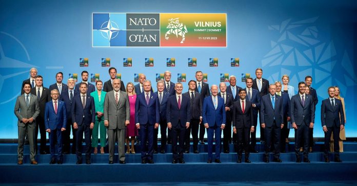 Los países miembros de la OTAN han acordado invitar a Ucrania a unirse a la organización. En la foto, los participantes en la cumbre en Vilna (NATO)