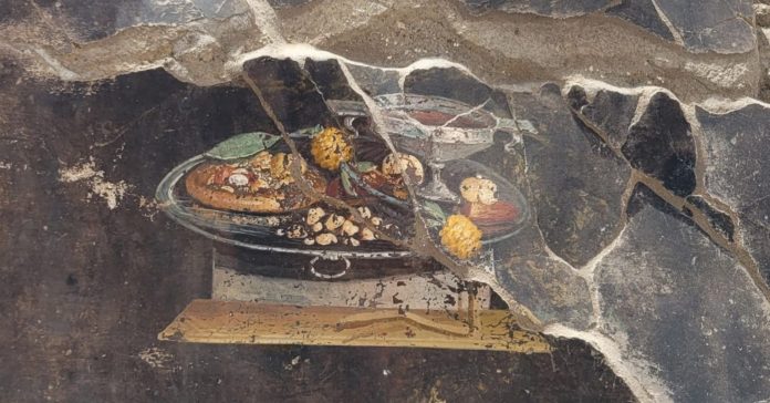 El fresco encontrado en Pompeya muestra un plato que recuerda a la pizza moderna (Parco archeologico di Pompei)
