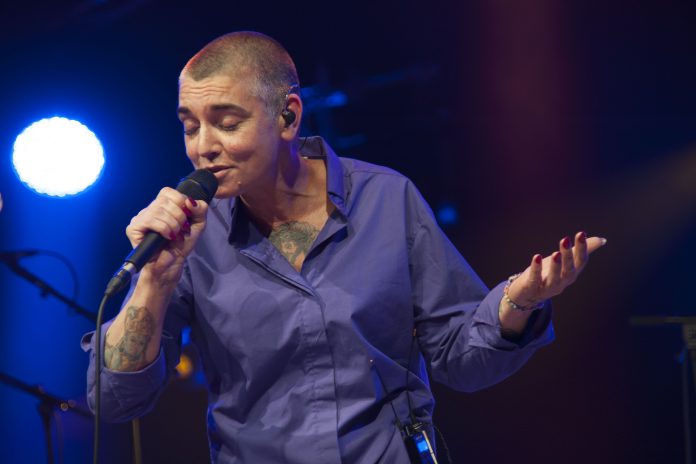 Actuación de Sinéad O'Connor en el 50 aniversario del Festival Folk de Cambridge (Bryan Ledgard / Wikimedia Commons)