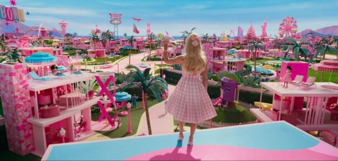 La actriz Margot Robbie interpreta a la muñeca Barbie en la película de acción real dirigida por Greta Gerwig (Warner Bros)