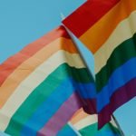 Autoridades húngaras han multado una librería por vender contenidos LGTB destinados a los jóvenes (Daniel James/Unsplash)