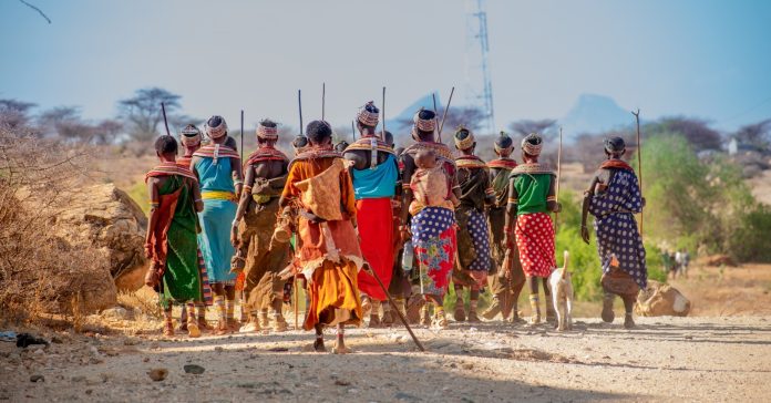 El 9 de agosto se conmemora el Día Internacional de los Pueblos Indígenas. En la foto, un grupo de indígenas de África con trajes tradicionales (ken kahiri/unsplash)