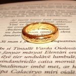 El anillo único sobre las páginas de 'La comunidad del anillo' (Rosana Prada/Flickr)