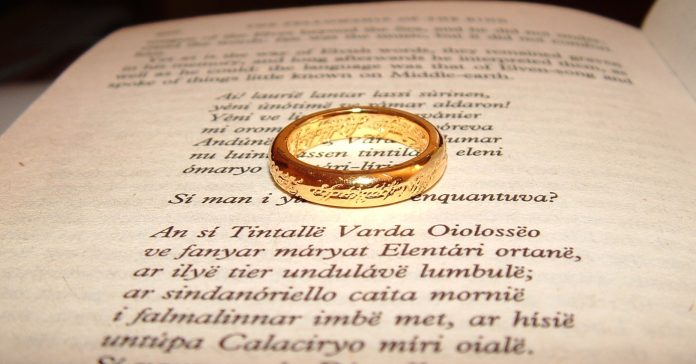 El anillo único sobre las páginas de 'La comunidad del anillo' (Rosana Prada/Flickr)