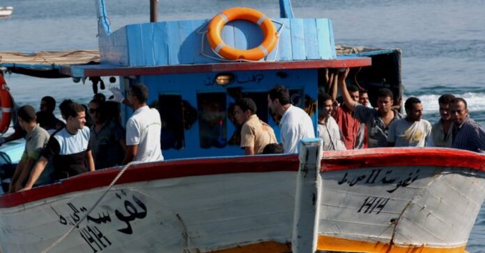 Lampedusa es una de las islas más afectadas por la crisis migratoria en Italia. En la foto, migrantes llegando a la isla en agosto de 2007. (Sara Prestianni / Flickr)
