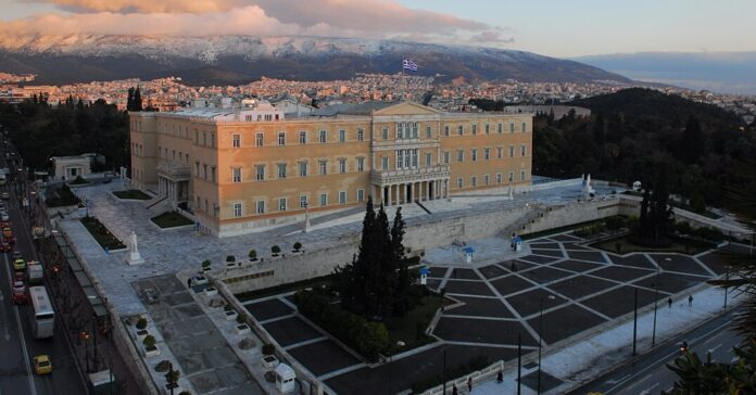 El Parlamento de Grecia ha aprobado una polémica ley que afecta a los derechos de los trabajadores. En la imagen, el edificio del parlamento (Gerard McGovern/Wikicommons)