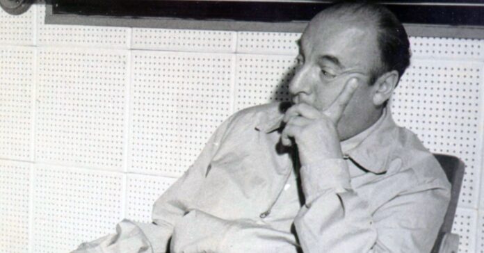 Pablo Neruda fotografiado en 1956 (WikiCommons)