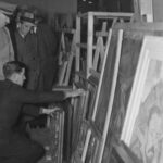Hitler durante una inspección de obras de arte (National Archives)