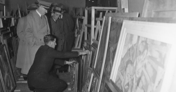 Hitler durante una inspección de obras de arte (National Archives)