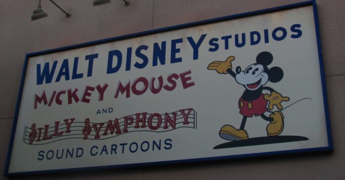 Réplica de uno de los carteles históricos de los estudios de Walt Disney (Loren Javier/Flickr)
