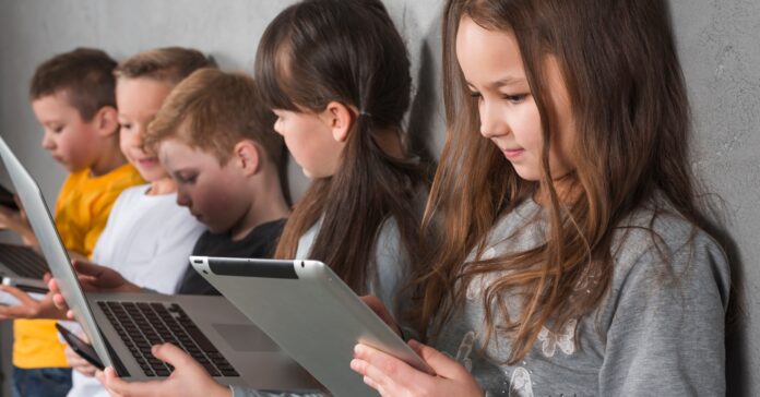 Los niños y adolescentes tienen acceso a mucha desinformación a través de Internet (Freepik)