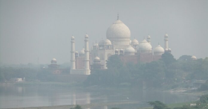 Imagen de archivo del Taj Mahal oculto por la contaminación del aire (Vishal Bhargav Flickr)