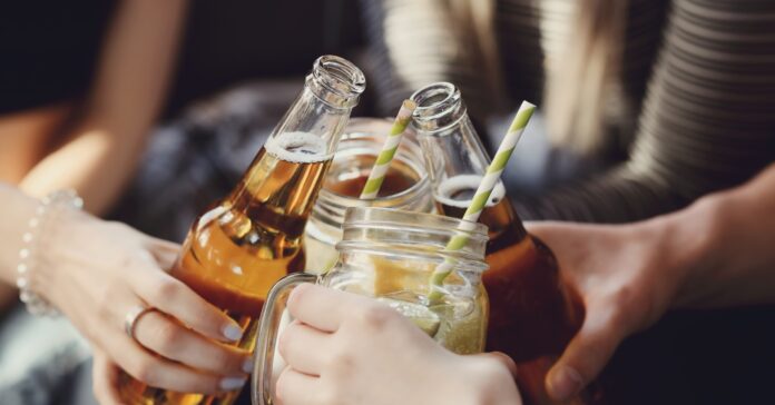 El 74% de los jóvenes entre 14 y 18 años en España reconoce haber consumido bebidas alcohólicas alguna vez en su vida (Freepik)