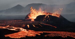 Islandia es un país con una gran actividad volcánica. En la foto, el volcán Litli-Hrútur en erupción en julio de 2023 (Roman Popelar / Flickr)