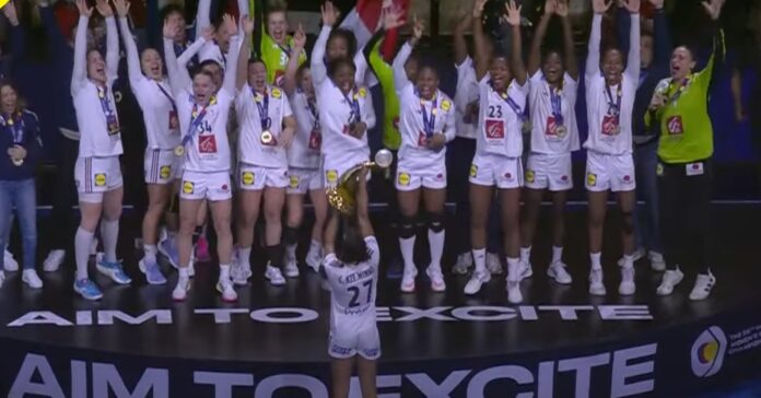La selección francesa femenina de balonmano celebra su victoria en el Mundial (Youtube)
