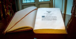 Ejemplar de la Constitución Española de 1978 expuesto en el interior del Palacio del Senado de España (Barcex/Wikicommons)