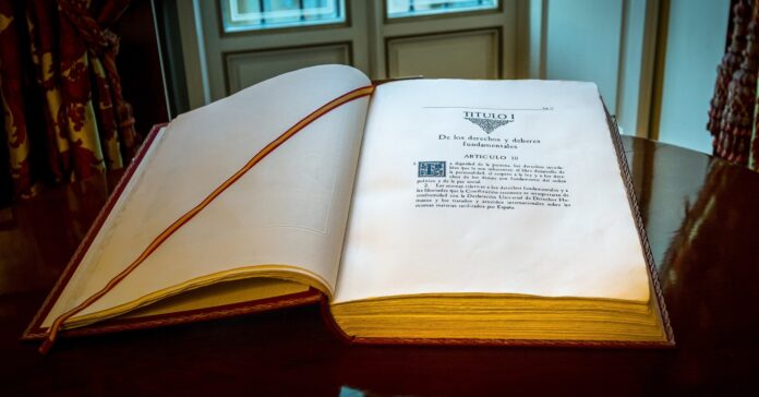 Ejemplar de la Constitución Española de 1978 expuesto en el interior del Palacio del Senado de España (Barcex/Wikicommons)