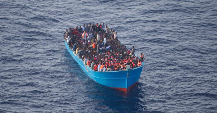 Embarcación de migrantes socorrida mediante lanzamiento de balsas por el avion CN-235 de patrulla marítima (Ministerio de Defensa/Flickr)