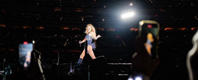 Taylor Swift en una actuación de su gira The Eras Tour (Paolo V/ Flickr)