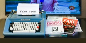 El fact-checking y la verificación es esencial para combatir las noticias falsas (Jorge Franganillo/Unsplash)