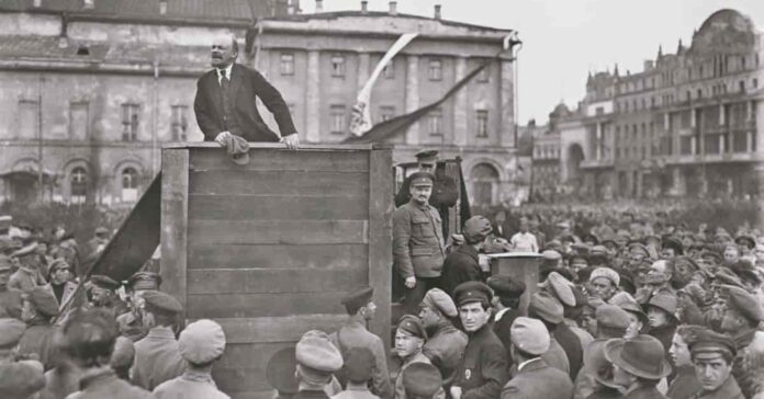 Lenin pronuncia un discurso ante el Ejército Rojo frente al Teatro Bolshoi de Moscú en 1920 (Grigori Petrovich Goldstein / Dominio público)