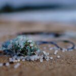 Las playas gallegas han aparecido llenas de bolitas de plástico (Soren Funk /Unsplash)