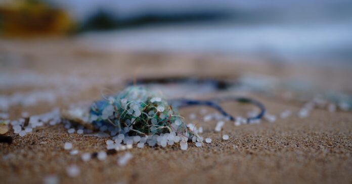 Las playas gallegas han aparecido llenas de bolitas de plástico (Soren Funk /Unsplash)