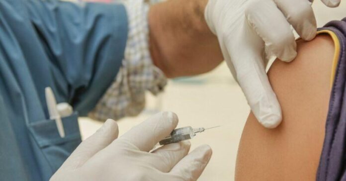 Las bajas ratios de vacunación son uno de los principales responsables del repunte de casos en Europa (archivo)