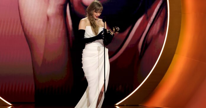 Taylor Swift en el momento de recoger uno de los grammys que ha ganado (Getty Images for The Recording Academy)