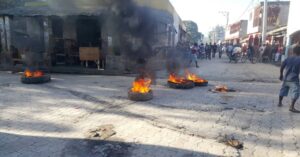 La situación de violencia en Haití se vive desde hace años. En la foto, quema de neumàticos en 2019 (Voice of Haití/ Wikipedia)